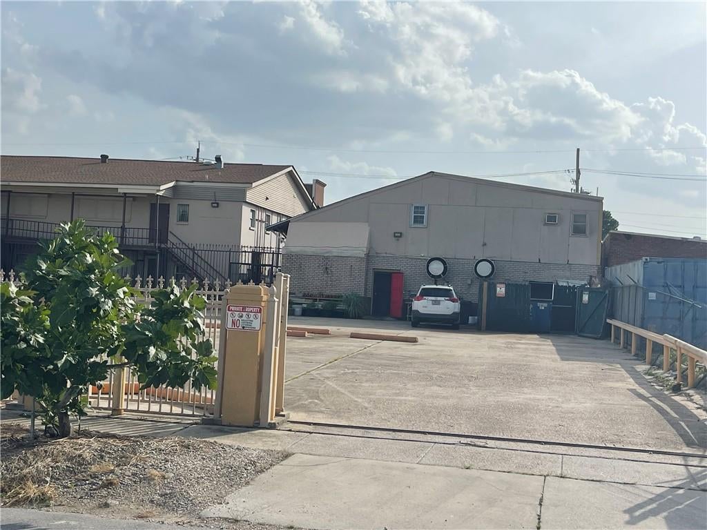 8001 DOWNMAN Road