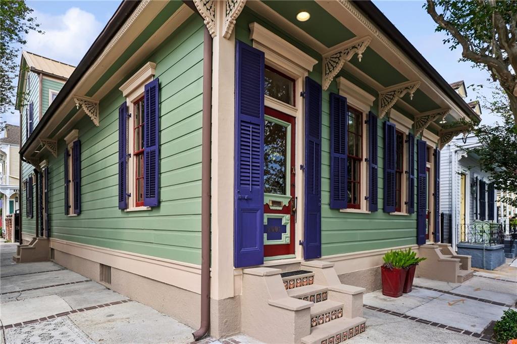 2001 DAUPHINE Street