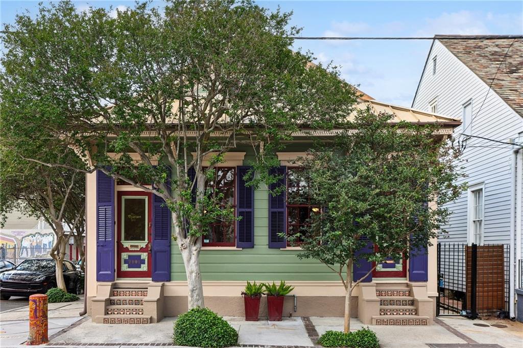 2001 DAUPHINE Street