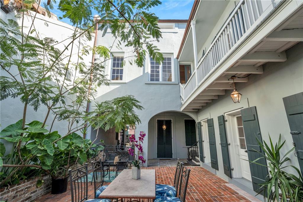 415 BURGUNDY Street 1B