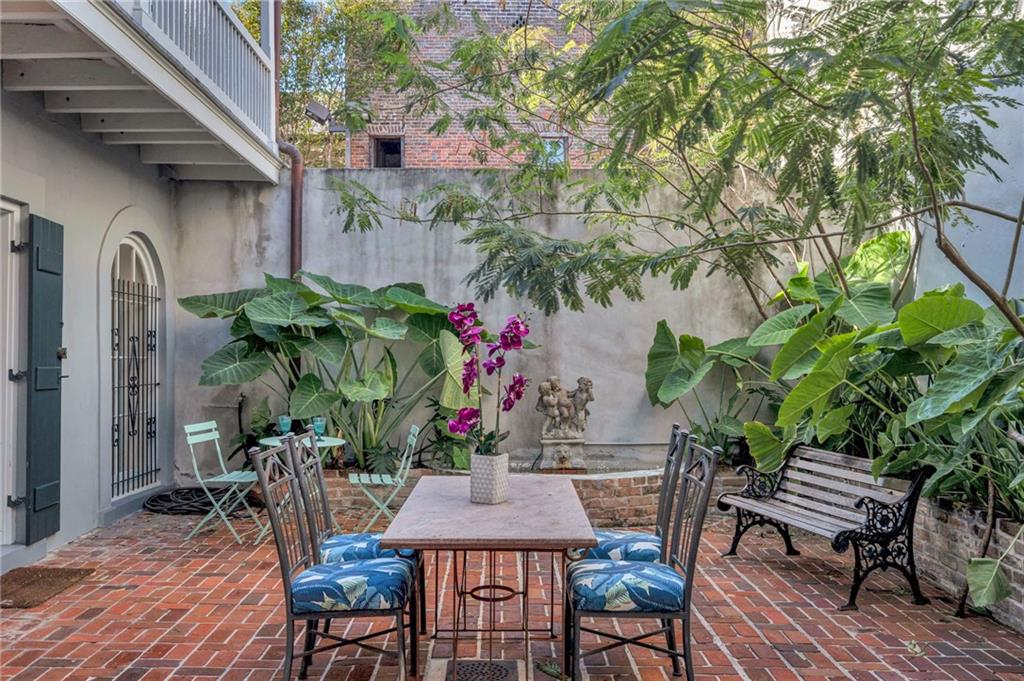 415 BURGUNDY Street 1B