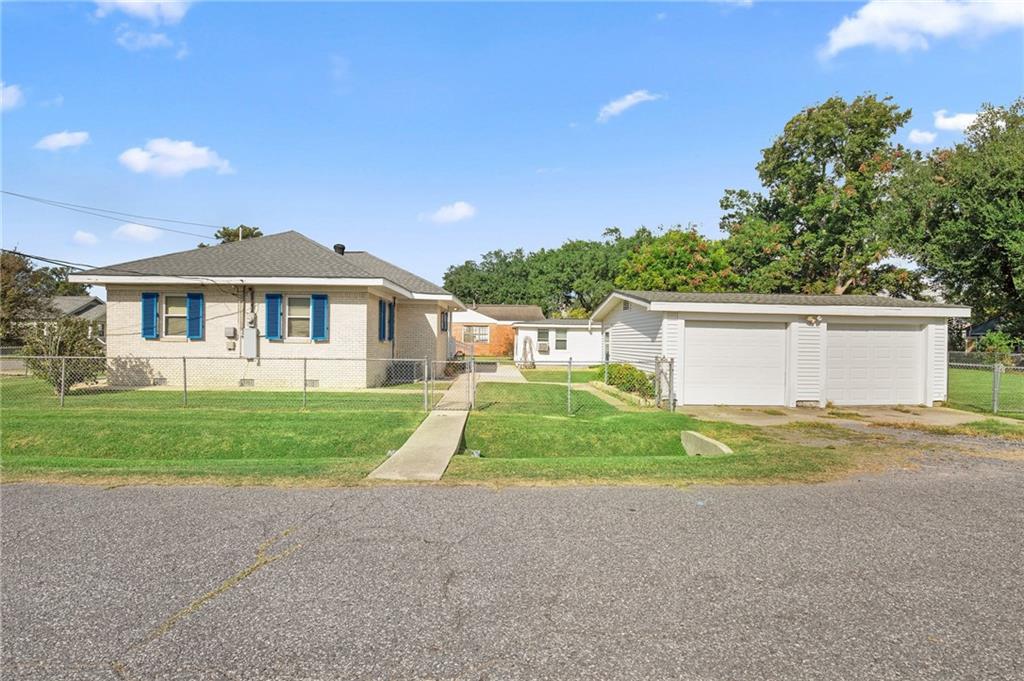 215 ELLINGTON Avenue