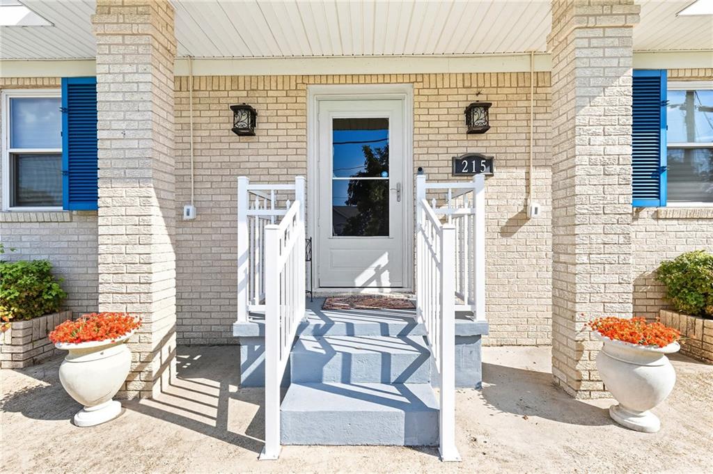 215 ELLINGTON Avenue