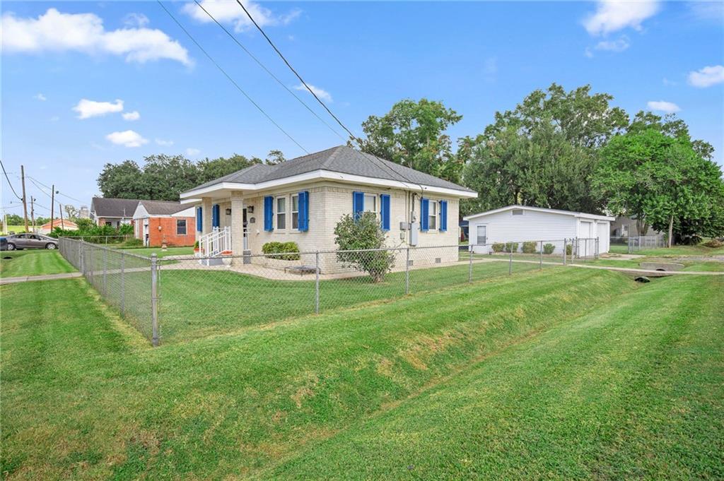 215 ELLINGTON Avenue