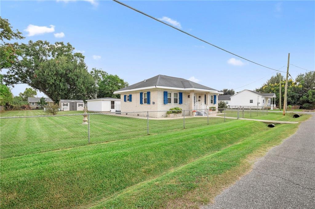 215 ELLINGTON Avenue