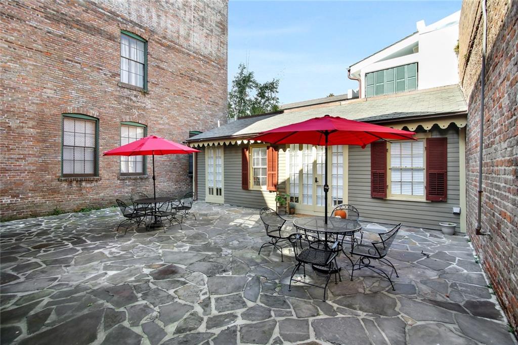 1309 DAUPHINE Street