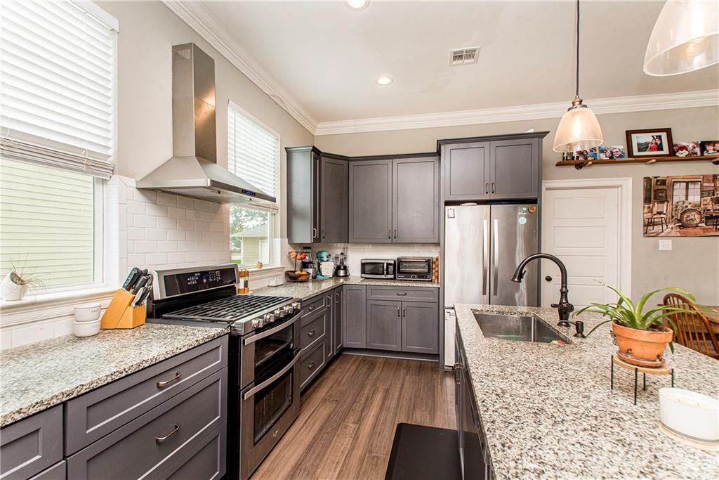 5 LEEWARD Court
