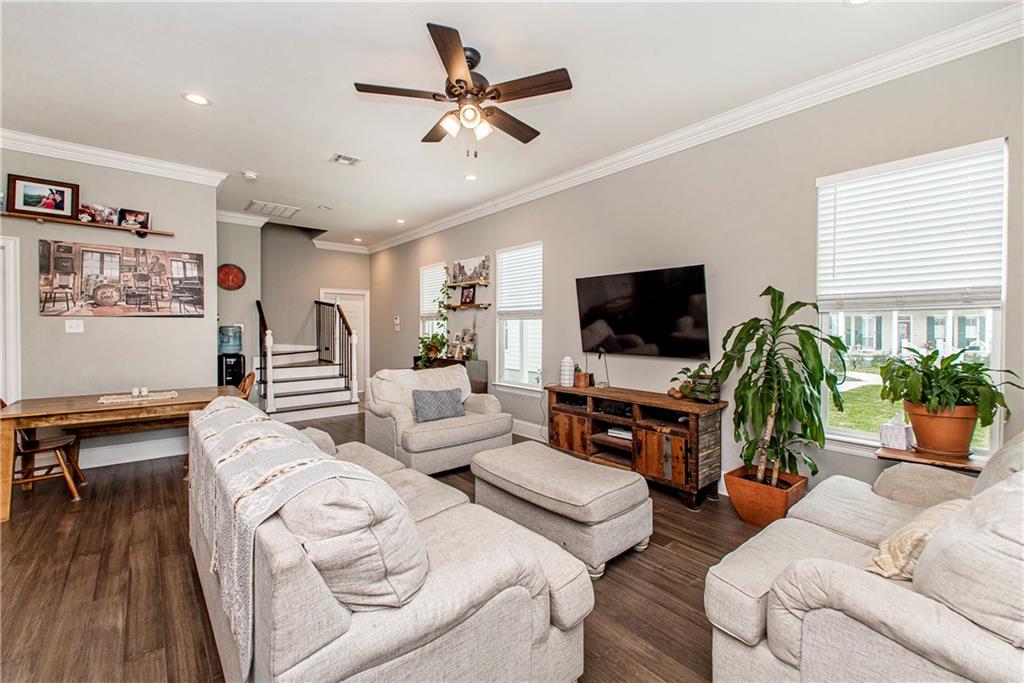 5 LEEWARD Court