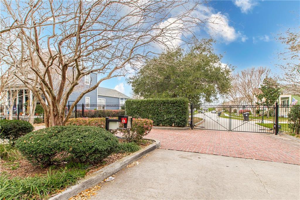 5 LEEWARD Court