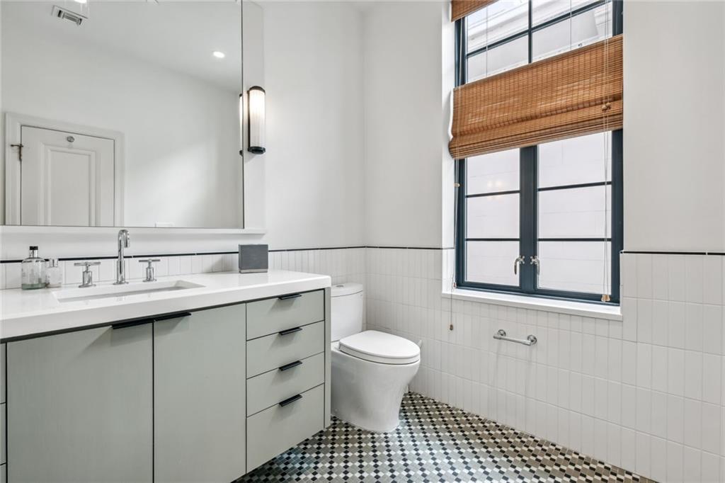 New Orleans, Louisiana 70115, United States, 2 Bedrooms Bedrooms, ,2 BathroomsBathrooms,Residential,Active,57214