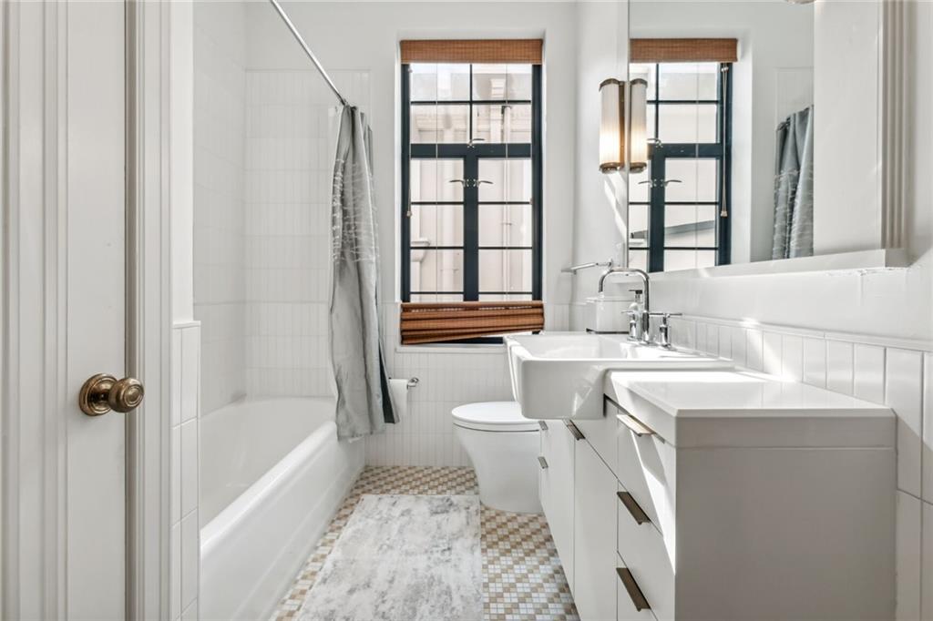 New Orleans, Louisiana 70115, United States, 2 Bedrooms Bedrooms, ,2 BathroomsBathrooms,Residential,Active,57214