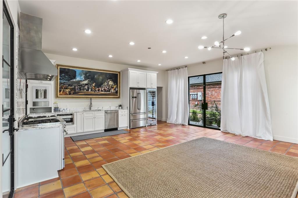 695 KISKATOM Lane