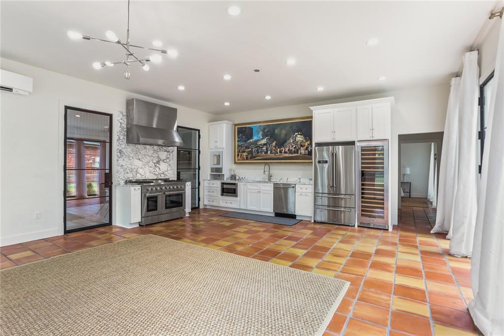 695 KISKATOM Lane