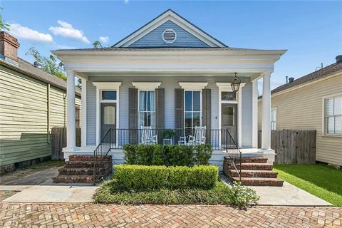 Photo of 825 PLEASANT Street, New Orleans, LA 70115 (MLS # 2551838)
