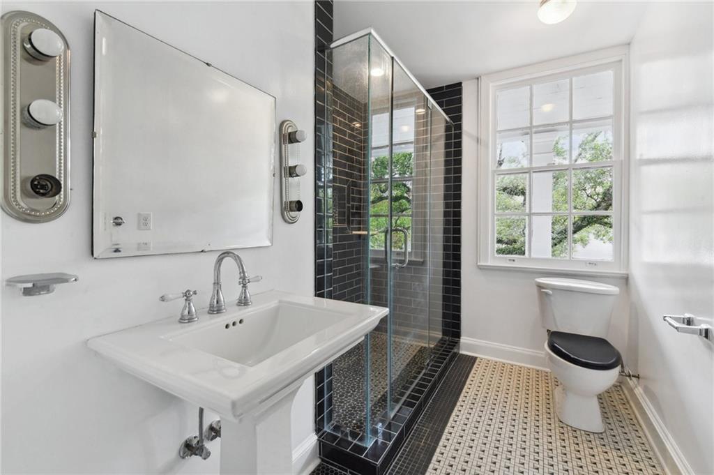 New Orleans, Louisiana 70125, United States, 5 Bedrooms Bedrooms, ,4 BathroomsBathrooms,Residential,Pending,61591