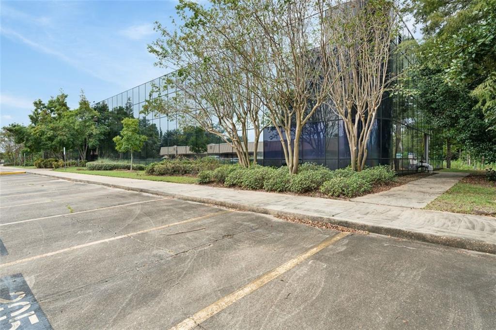 205 HOLIDAY Boulevard