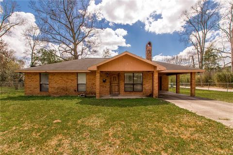 Photo of 916 W 5TH Street, Bogalusa, LA 70427 (MLS # 2542910)