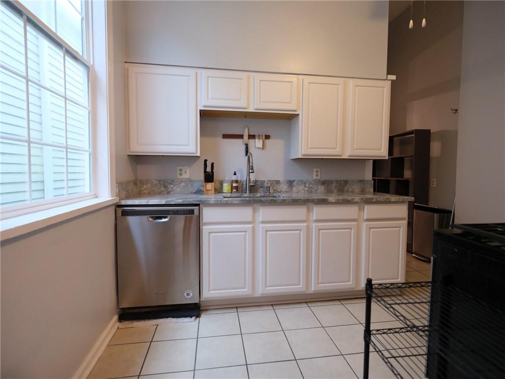 New Orleans, Louisiana 70119, United States, 2 Bedrooms Bedrooms, ,1 BathroomBathrooms,Residential,Pending,64603