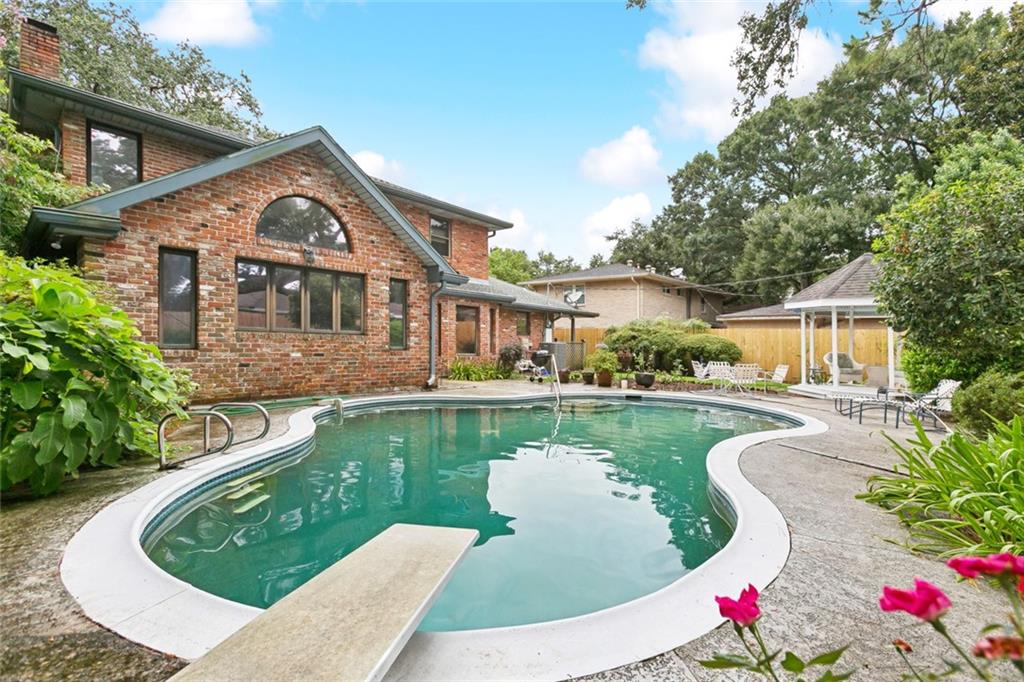 2534 DANBURY Drive