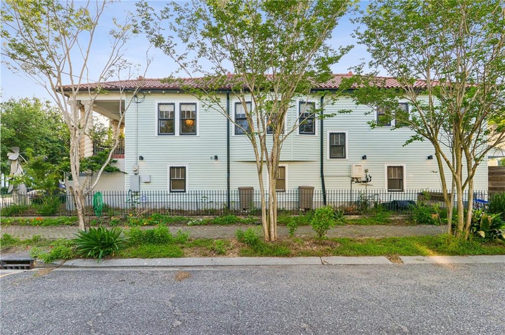 3201 DESOTO Street