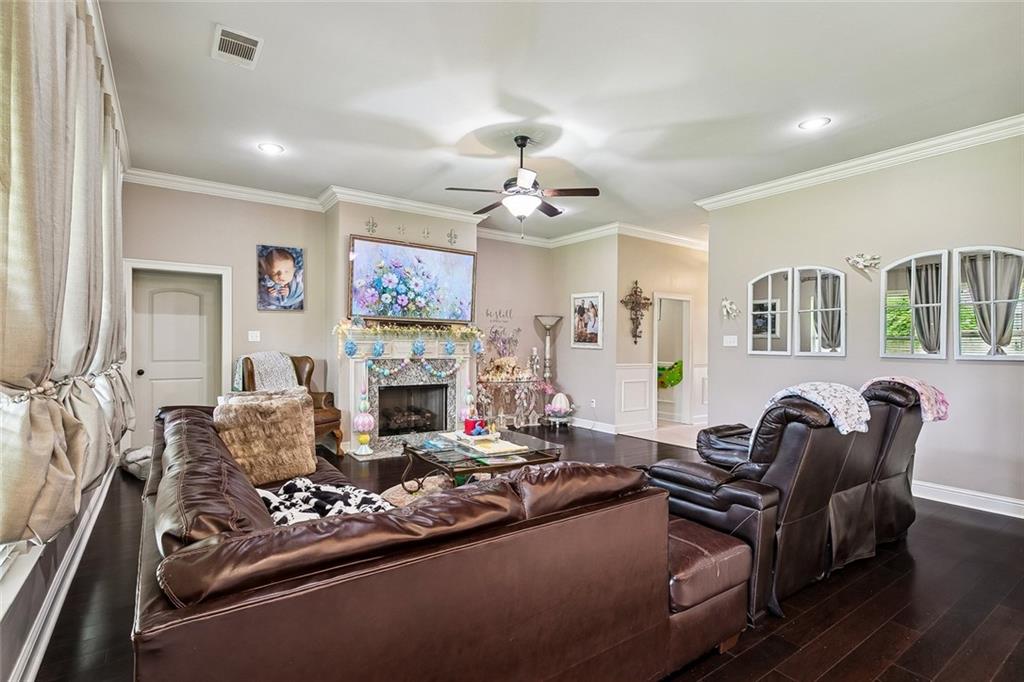 335 KNOLLWOOD Lane
