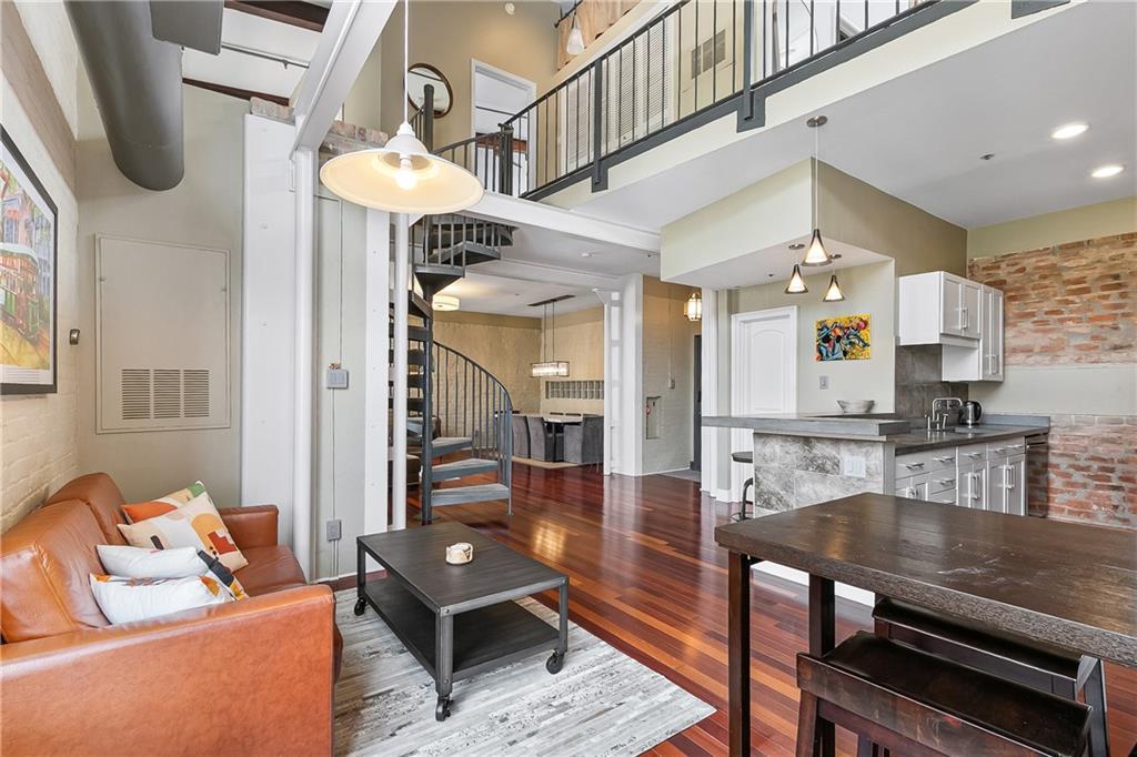 1111 S PETERS Street 405