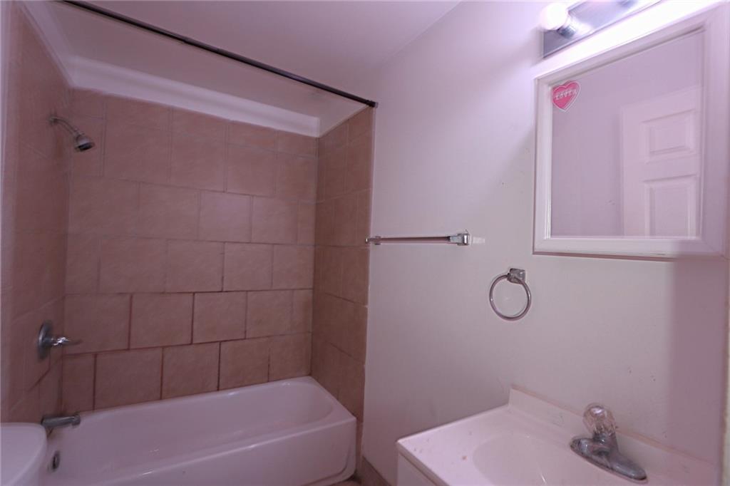 2508 10 S PRIEUR Street