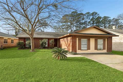 Photo of 465 RIDGEWOOD Loop, Mandeville, LA 70471 (MLS # 2558385)