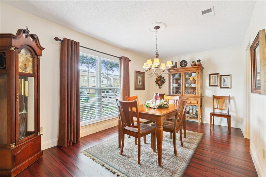 Gretna, Louisiana 70056, United States, 3 Bedrooms Bedrooms, ,3 BathroomsBathrooms,Residential,Pending,48664