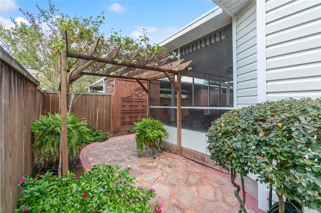 Gretna, Louisiana 70056, United States, 3 Bedrooms Bedrooms, ,3 BathroomsBathrooms,Residential,Pending,48664