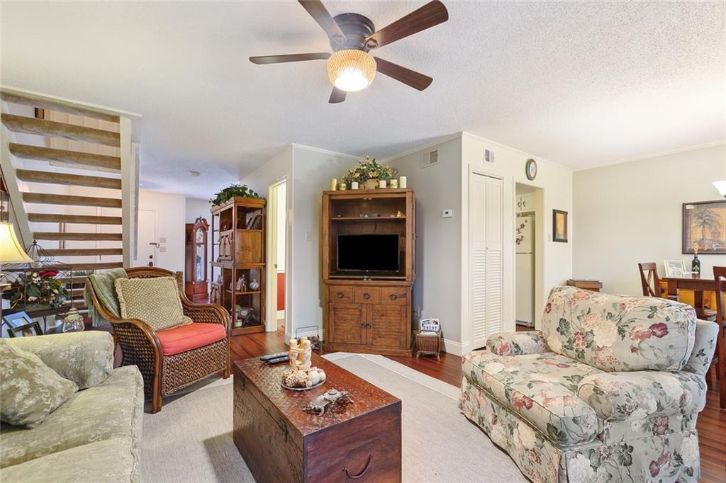 Gretna, Louisiana 70056, United States, 3 Bedrooms Bedrooms, ,3 BathroomsBathrooms,Residential,Pending,48664