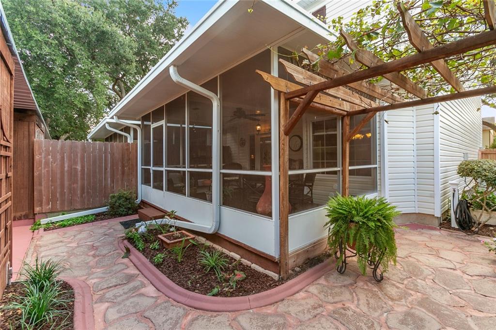 Gretna, Louisiana 70056, United States, 3 Bedrooms Bedrooms, ,3 BathroomsBathrooms,Residential,Pending,48664