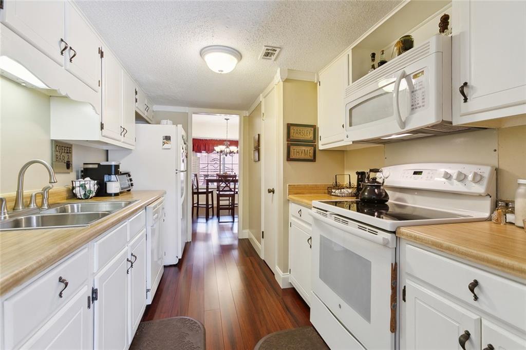 Gretna, Louisiana 70056, United States, 3 Bedrooms Bedrooms, ,3 BathroomsBathrooms,Residential,Pending,48664