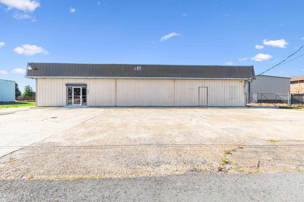 Photo 1 of 25 — 608 WESTWOOD Drive, Marrero, LA 70072