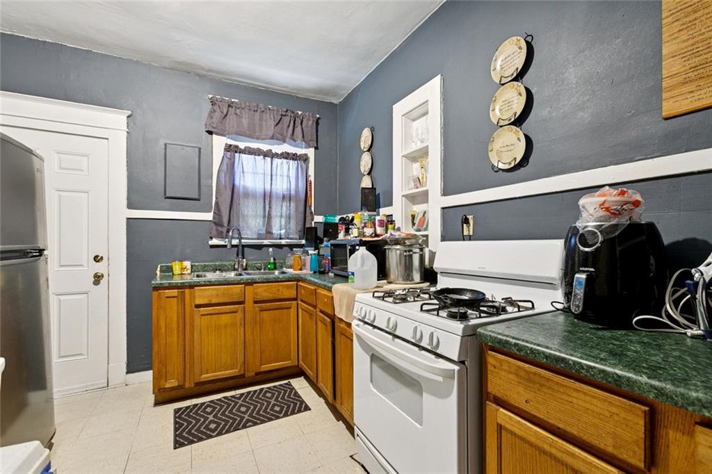 3221 33 UPPERLINE Street