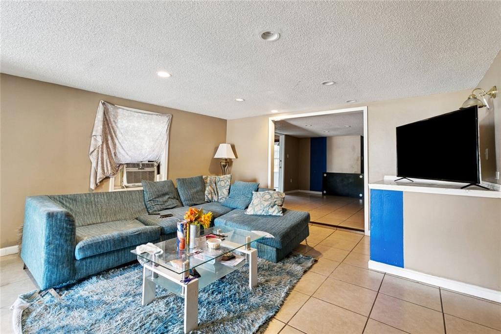 3221 33 UPPERLINE Street