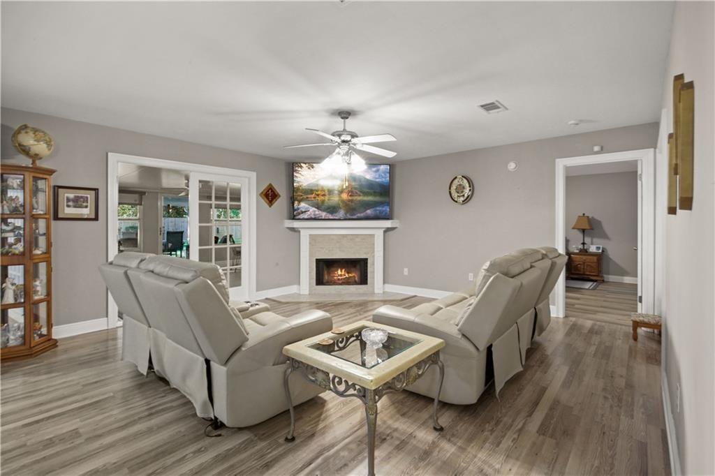711 LAKE DES ALLEMANDS Court