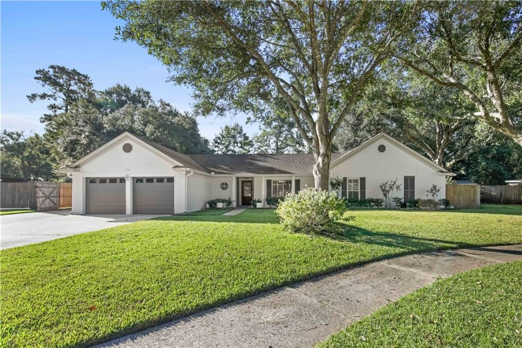 711 LAKE DES ALLEMANDS Court