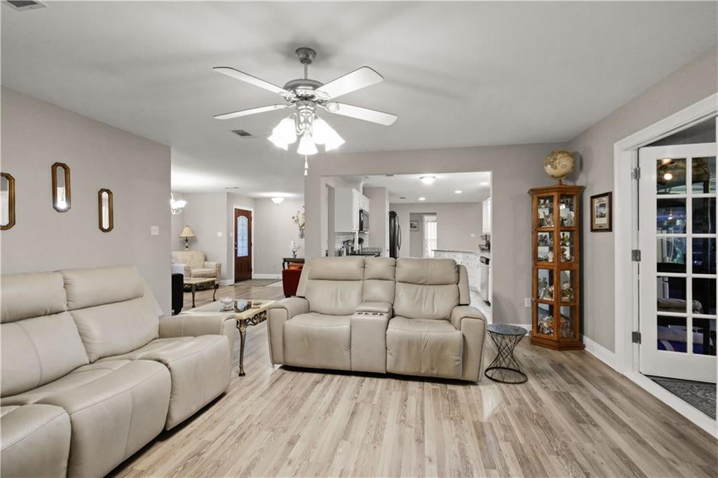 711 LAKE DES ALLEMANDS Court