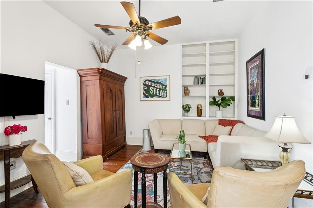 416 BURGUNDY Street 3