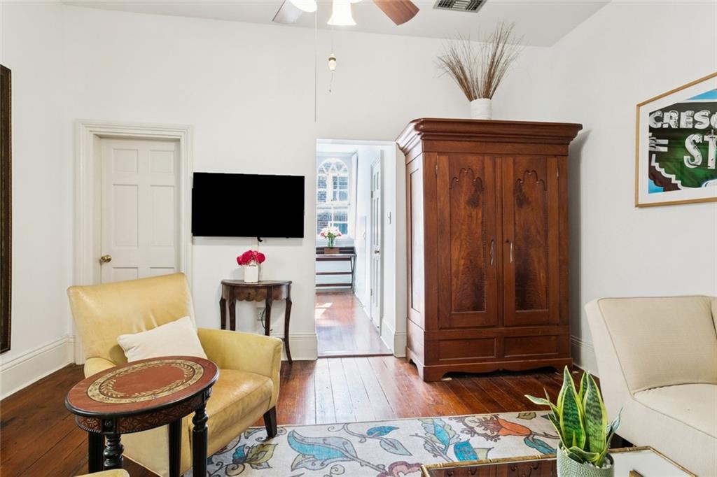 416 BURGUNDY Street 3