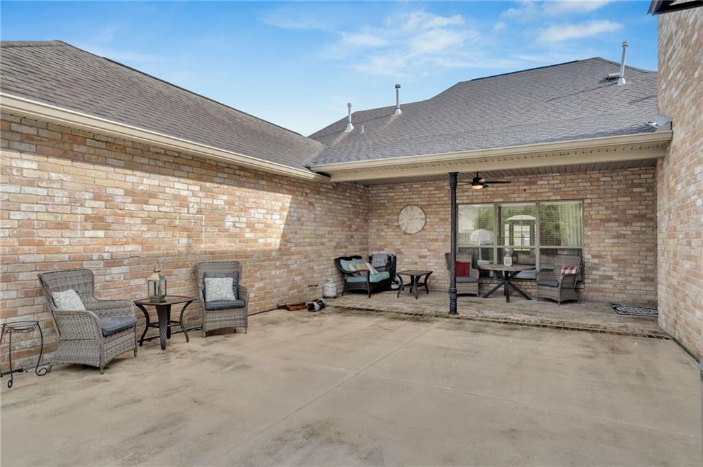 Covington, Louisiana 70433, United States, 4 Bedrooms Bedrooms, ,4 BathroomsBathrooms,Residential,Pending,210698