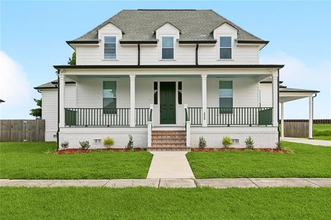 4060 HAMLET Place Chalmette LA 70043