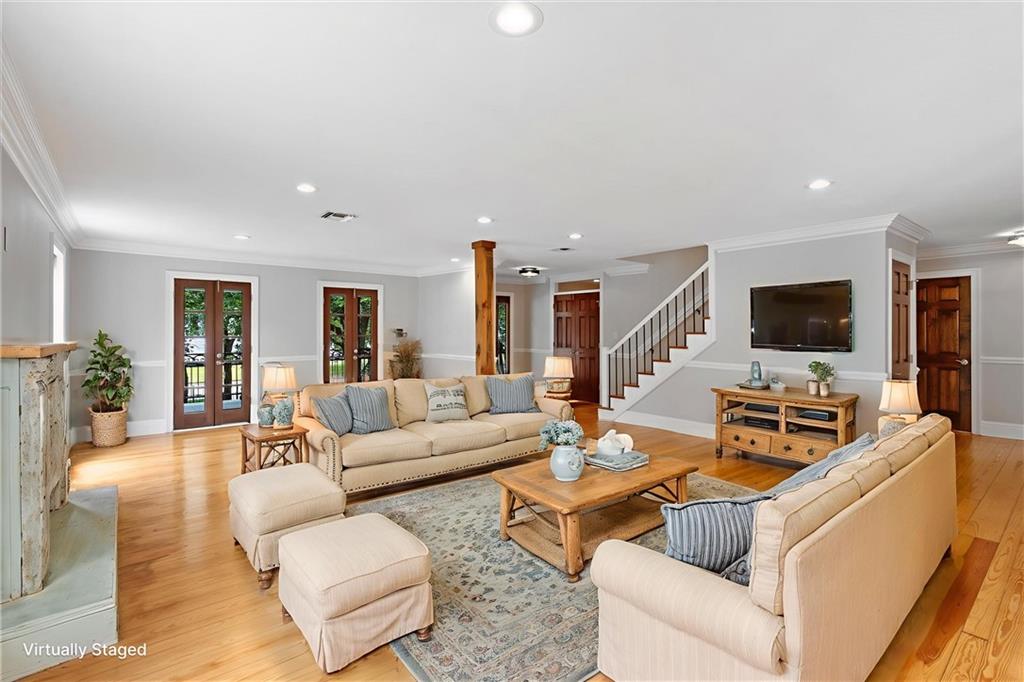 2801 LAKESHORE Drive