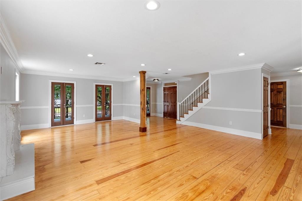 2801 LAKESHORE Drive