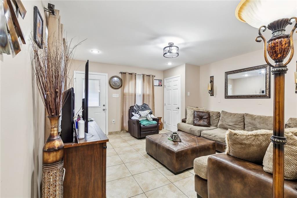 8512 14 VALOR Drive