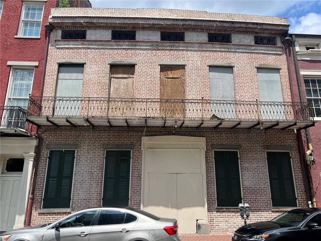 331 DAUPHINE Street