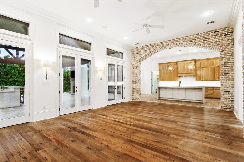 Mandeville, Louisiana 70471, United States, 5 Bedrooms Bedrooms, ,6 BathroomsBathrooms,Residential,Active,214289