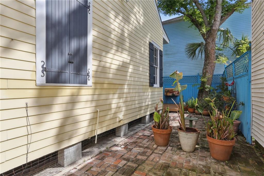New Orleans, Louisiana 70115, United States, 2 Bedrooms Bedrooms, ,3 BathroomsBathrooms,Residential,Pending,109651