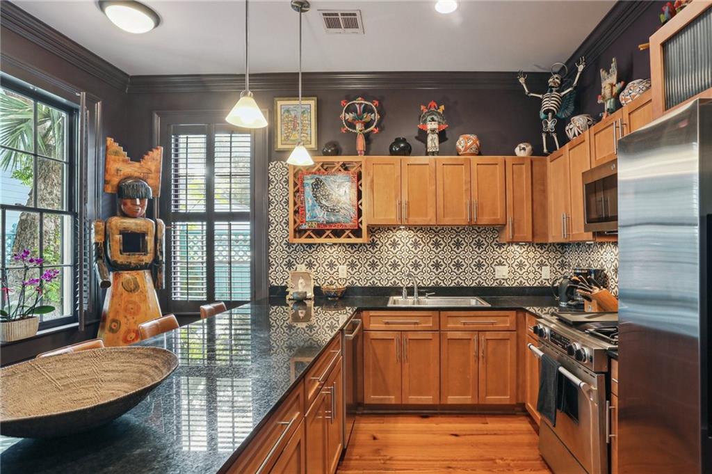 New Orleans, Louisiana 70115, United States, 2 Bedrooms Bedrooms, ,3 BathroomsBathrooms,Residential,Pending,109651